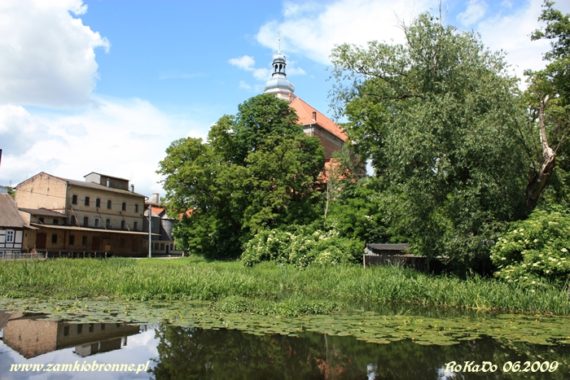 Przebudowany na kościół zamek w Krajence