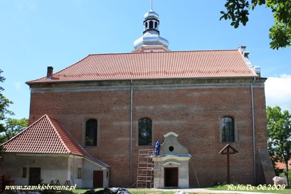Przebudowany na kości&oacute;ł zamek w Krajence