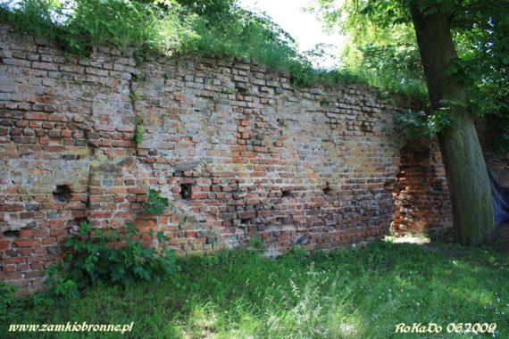Przebudowany na kości&oacute;ł zamek w Krajence