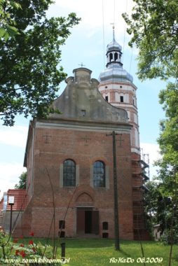 Przebudowany na kościół zamek w Krajence