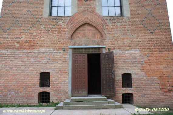Przebudowany na kościół zamek w Krajence