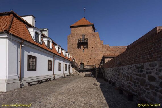 Zamek w Liwie dziedziniec zamkowy