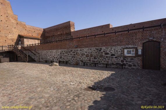 Zamek w Liwie dziedziniec zamkowy