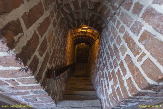 Zamek w Liwie schody w grubości muru wieży