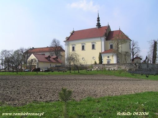 Morawica kościół kryjący w swych murach pozostałości zamku