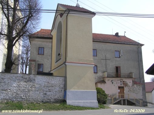 Morawica kościół kryjący w swych murach pozostałości zamku