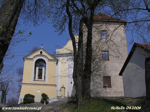 Morawica kościół kryjący w swych murach pozostałości zamku