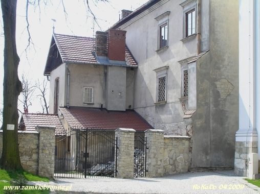 Morawica kościół kryjący w swych murach pozostałości zamku