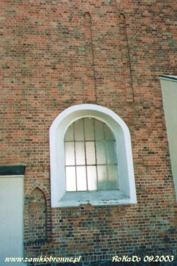 Pakość kości&oacute;ł kryjący w swym murach zamek