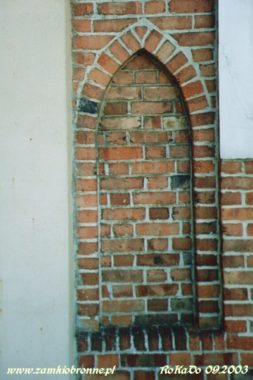 Pakość kości&oacute;ł kryjący w swym murach zamek