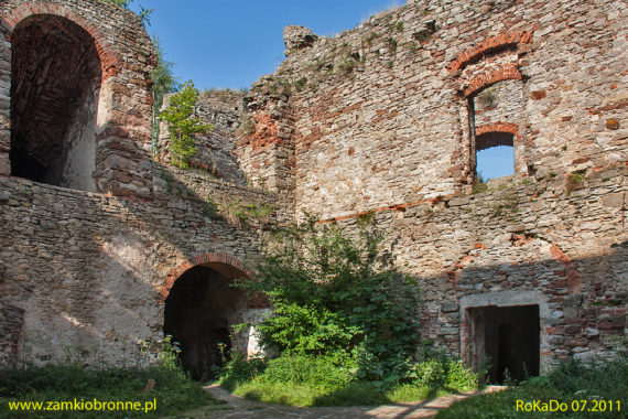 Ruiny pałacu w Podzamczu Piekoszowskim