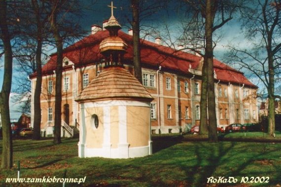 Pałac wzniesiony być może w miejsce zamku w Tworogu