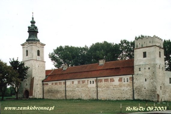 Obronny klasztor w Sulejowie baszta Attykowa i wieża bramna