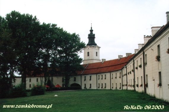 Obronny klasztor w Sulejowie dziedziniec