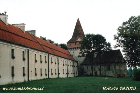 Obronny klasztor w Sulejowie baszta Opacka i arsenał