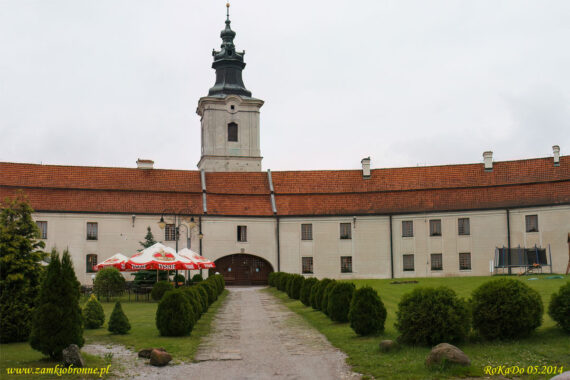 Obronny klasztor w Sulejowie dziedziniec