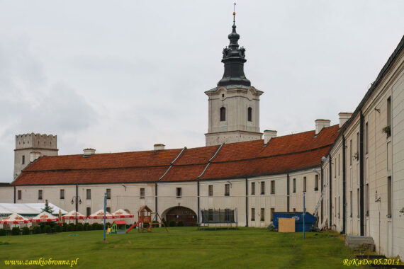 Obronny klasztor w Sulejowie dziedziniec