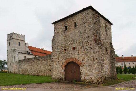 Obronny klasztor w Sulejowie baszta Rycerska