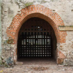 Obronny klasztor w Sulejowie wieża bramna