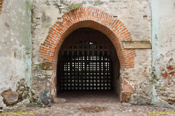 Obronny klasztor w Sulejowie wieża bramna