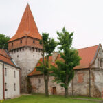 Obronny klasztor w Sulejowie baszta Opacka i arsenał