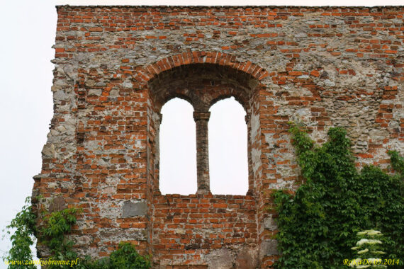 Obronny klasztor w Sulejowie ruiny murów klasztoru