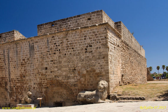 Famagusta mury miejskie Brama Morska