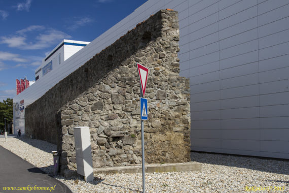 Zwoleń fragment mur&oacute;w miejskich