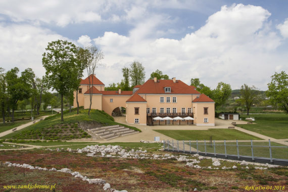 Dw&oacute;r w Podzamczu Chęcińskim