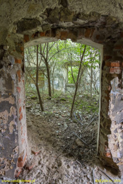 Trzebieszowice Czerwony Dw&oacute;r wieża obronno-mieszkalna