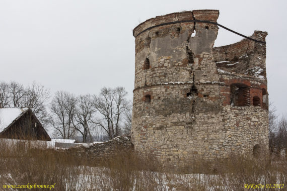 Węgierka zamek narożna basteja