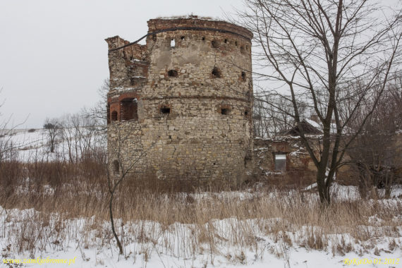Węgierka zamek narożna basteja