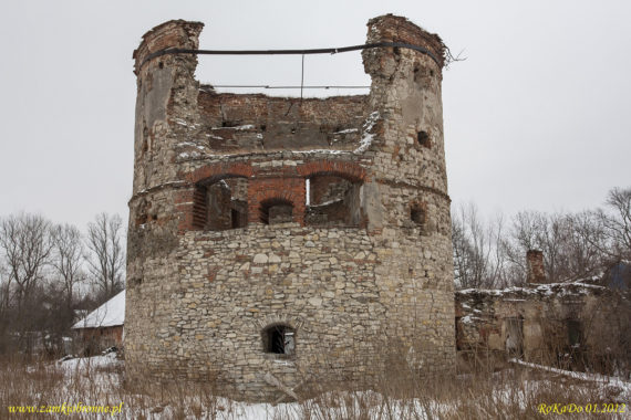 Węgierka zamek narożna basteja