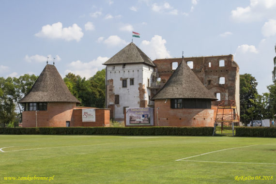 Zamek Kisv&aacute;rda