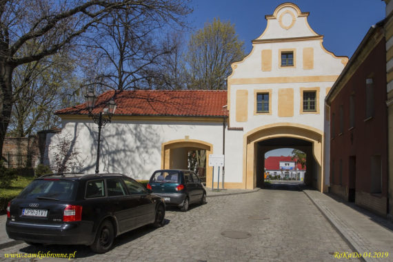 Głog&oacute;wek miejskie mury obronne Brama Zamkowa