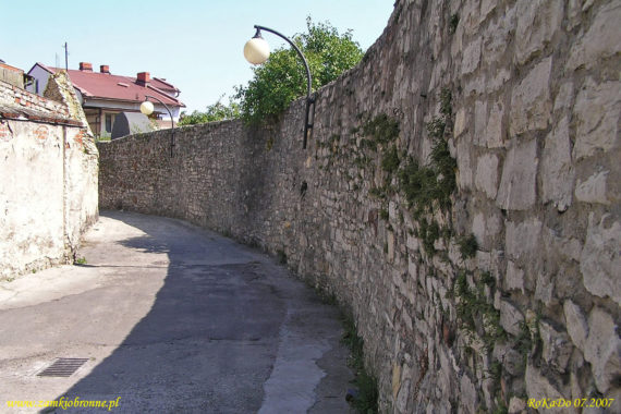 Miejskie mury obronne Krapkowic wieża przybramna