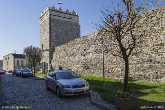 Miejskie mury obronne Krapkowic wieża przybramna