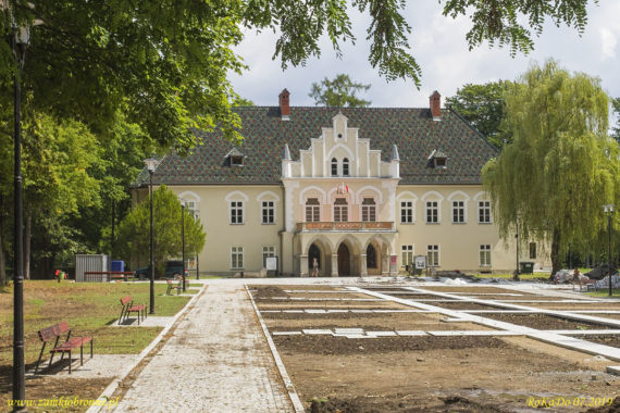 Dwór obronny w Łodygowicach