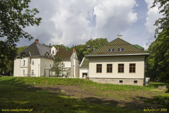 Dwór obronny w Łodygowicach