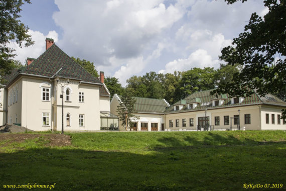 Dwór obronny w Łodygowicach