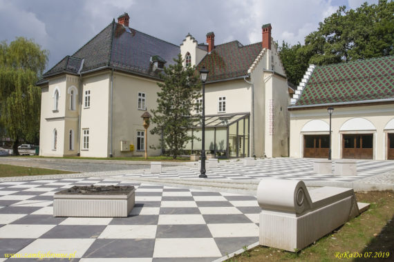 Dwór obronny w Łodygowicach