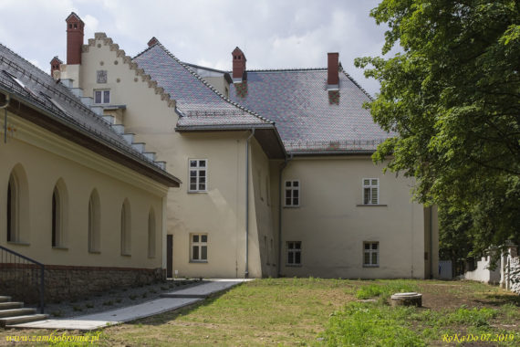 Dwór obronny w Łodygowicach