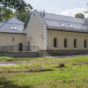 Dwór obronny w Łodygowicach