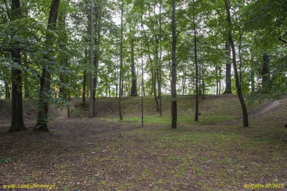 Dw&oacute;r obronny w Łodygowicach pozostałości ziemnych umocnień.