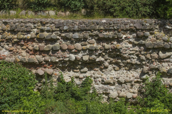 Zamek w Przezmarku, obmur&oacute;wka fosy