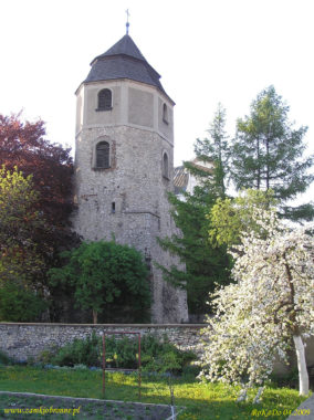 Miejskie mury obronne Strzelec Opolskich baszta przebudowana na dzwonnicę