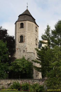 Miejskie mury obronne Strzelec Opolskich baszta przebudowana na dzwonnicę