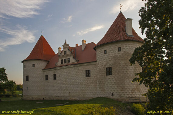 Zamek w Bausce baszty artyleryjskie