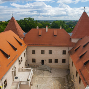 Zamek w Bausce dziedziniec renesansowy