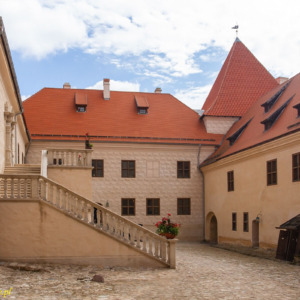 Zamek w Bausce dziedziniec renesansowy
